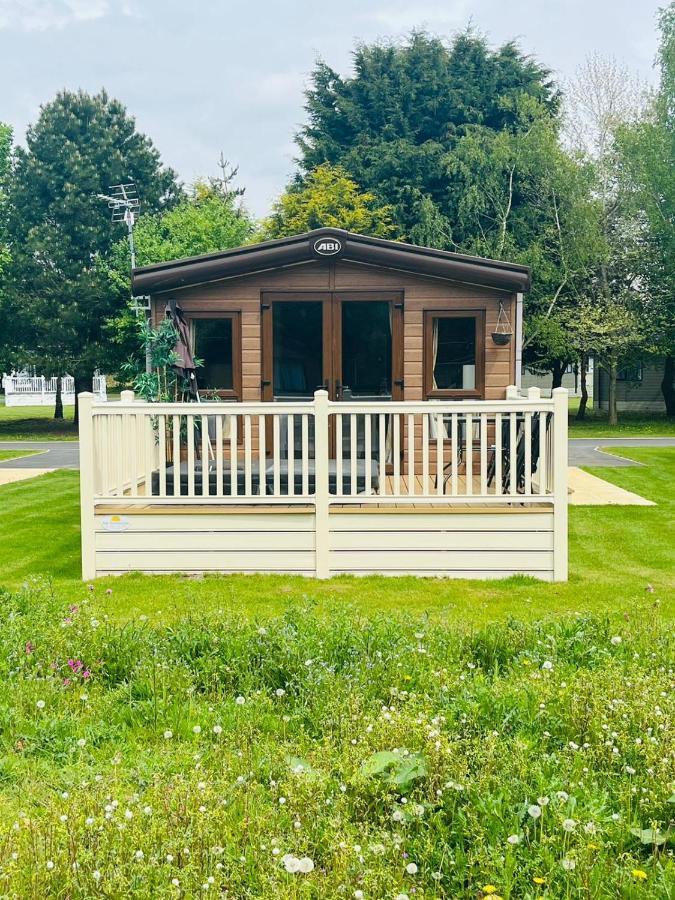 Brooksbank Lodge With Hot Tub Barmby on the Moor Exterior foto